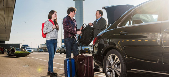 Помощь водителя такси с багажом в аэропорту